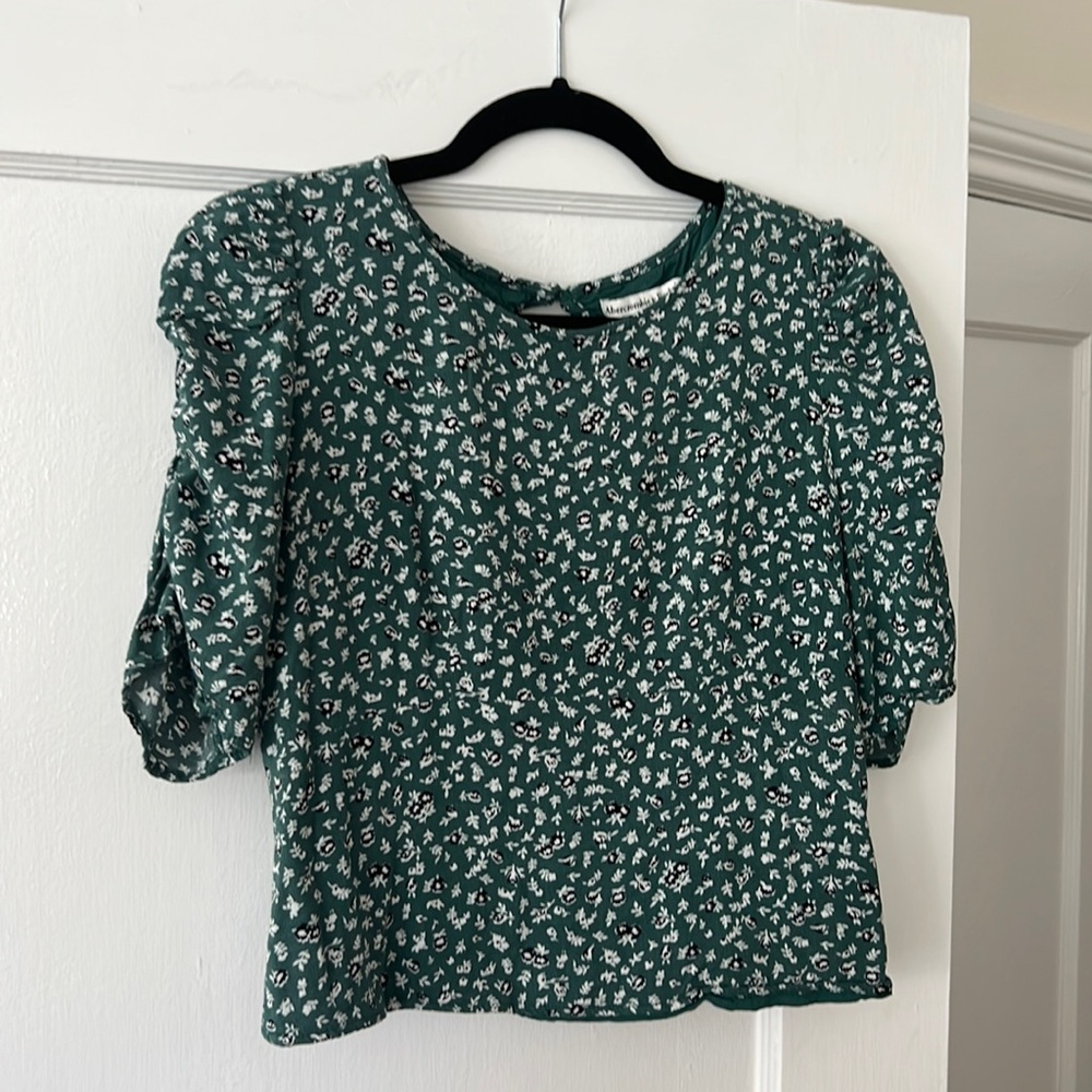 Abercrombie & Fitch // Puff Sleeve Top Size L